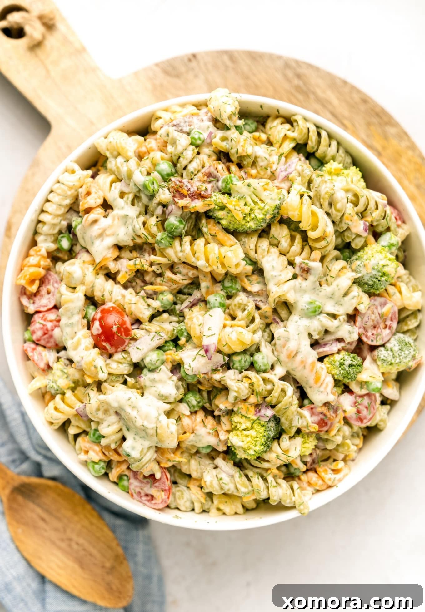 Ultimate Creamy Bacon Ranch Pasta 5 A bowl of Creamy Bacon Ranch Pasta Salad from above.